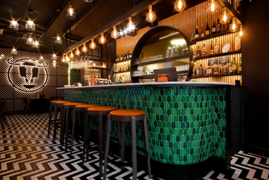 Płytki Raw Decor w Przestrzeniach Publicznych: Jak Odmieniają Restauracje, Bary i Hotele?