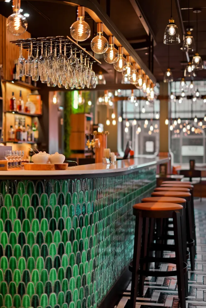 Płytki Raw Decor w Przestrzeniach Publicznych: Jak Odmieniają Restauracje, Bary i Hotele?